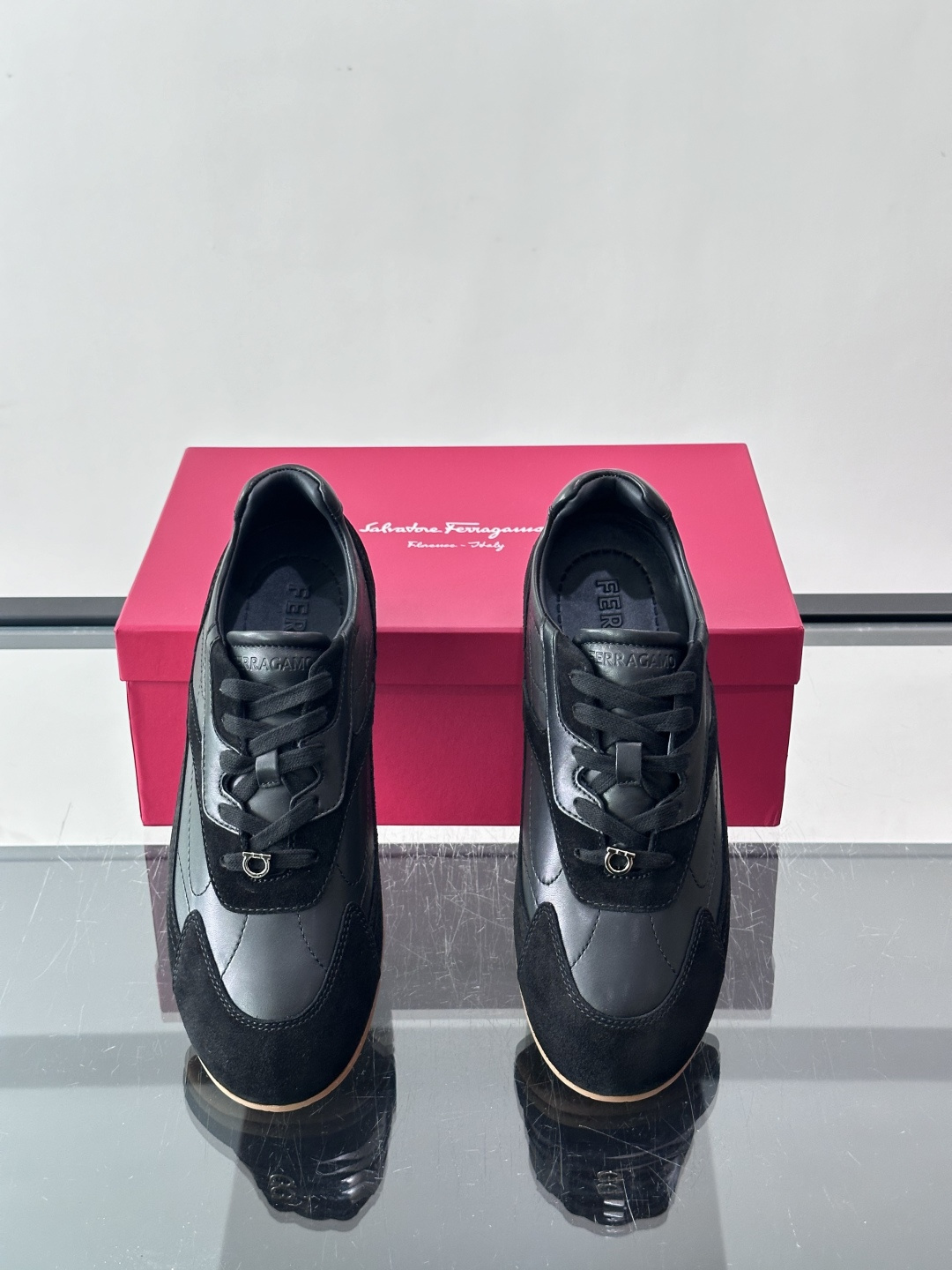 Ferragamo/菲拉格慕 新款男士拼接休闲运动鞋，这款低帮休闲鞋鞋面选用高科技印花麂皮及小牛皮革嵌饰。其灵感源自九十
