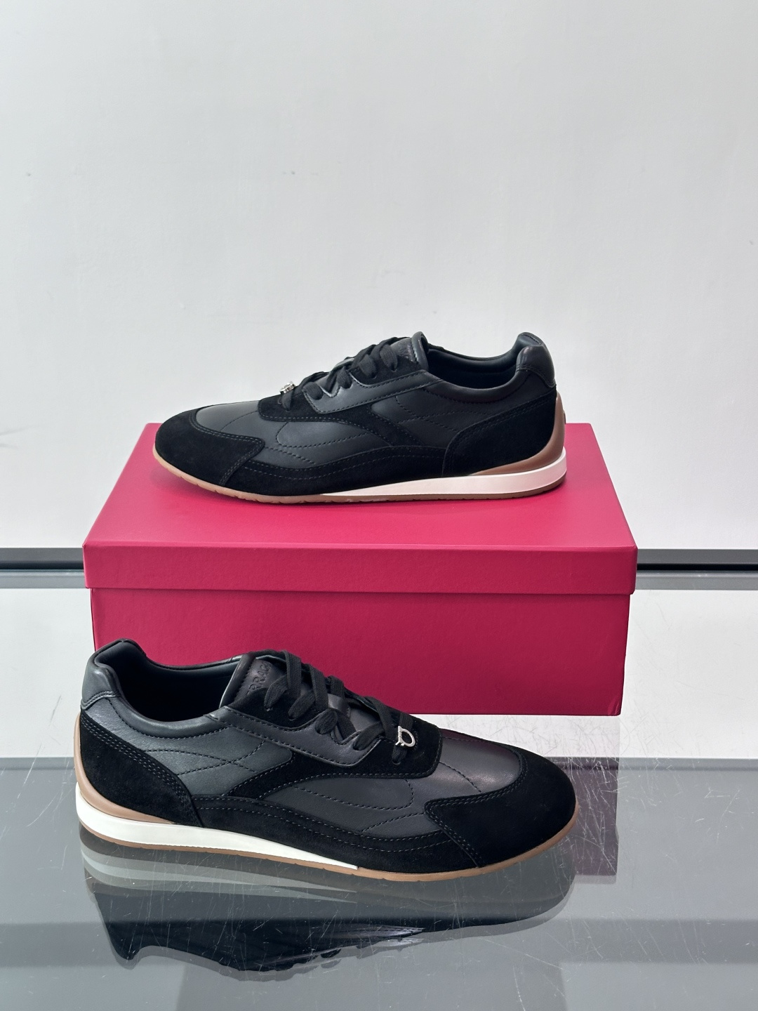 Ferragamo/菲拉格慕 新款男士拼接休闲运动鞋，这款低帮休闲鞋鞋面选用高科技印花麂皮及小牛皮革嵌饰。其灵感源自九十