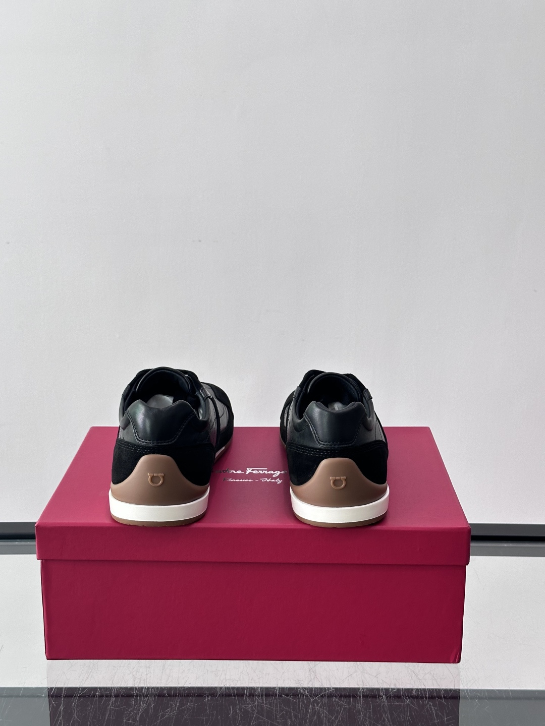 Ferragamo/菲拉格慕 新款男士拼接休闲运动鞋，这款低帮休闲鞋鞋面选用高科技印花麂皮及小牛皮革嵌饰。其灵感源自九十