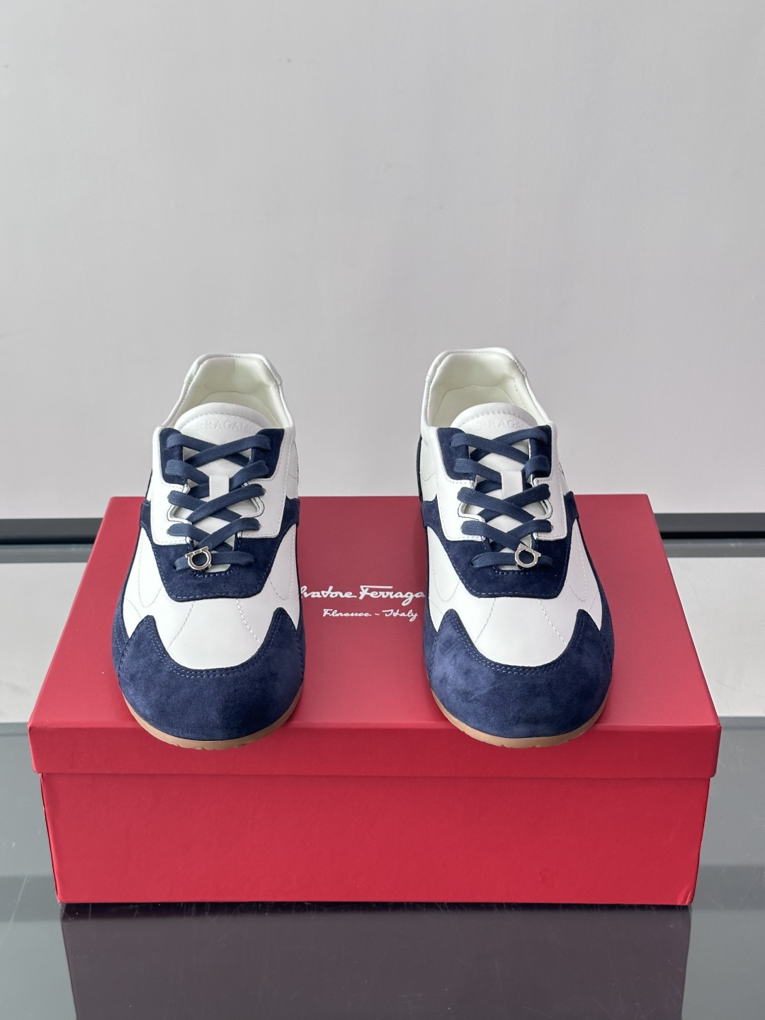 Ferragamo/菲拉格慕 新款男士拼接休闲运动鞋，这款低帮休闲鞋鞋面选用高科技印花麂皮及小牛皮革嵌饰。其灵感源自九十