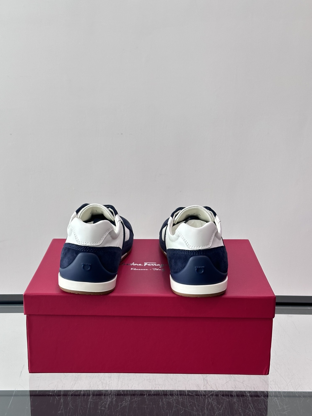 Ferragamo/菲拉格慕 新款男士拼接休闲运动鞋，这款低帮休闲鞋鞋面选用高科技印花麂皮及小牛皮革嵌饰。其灵感源自九十