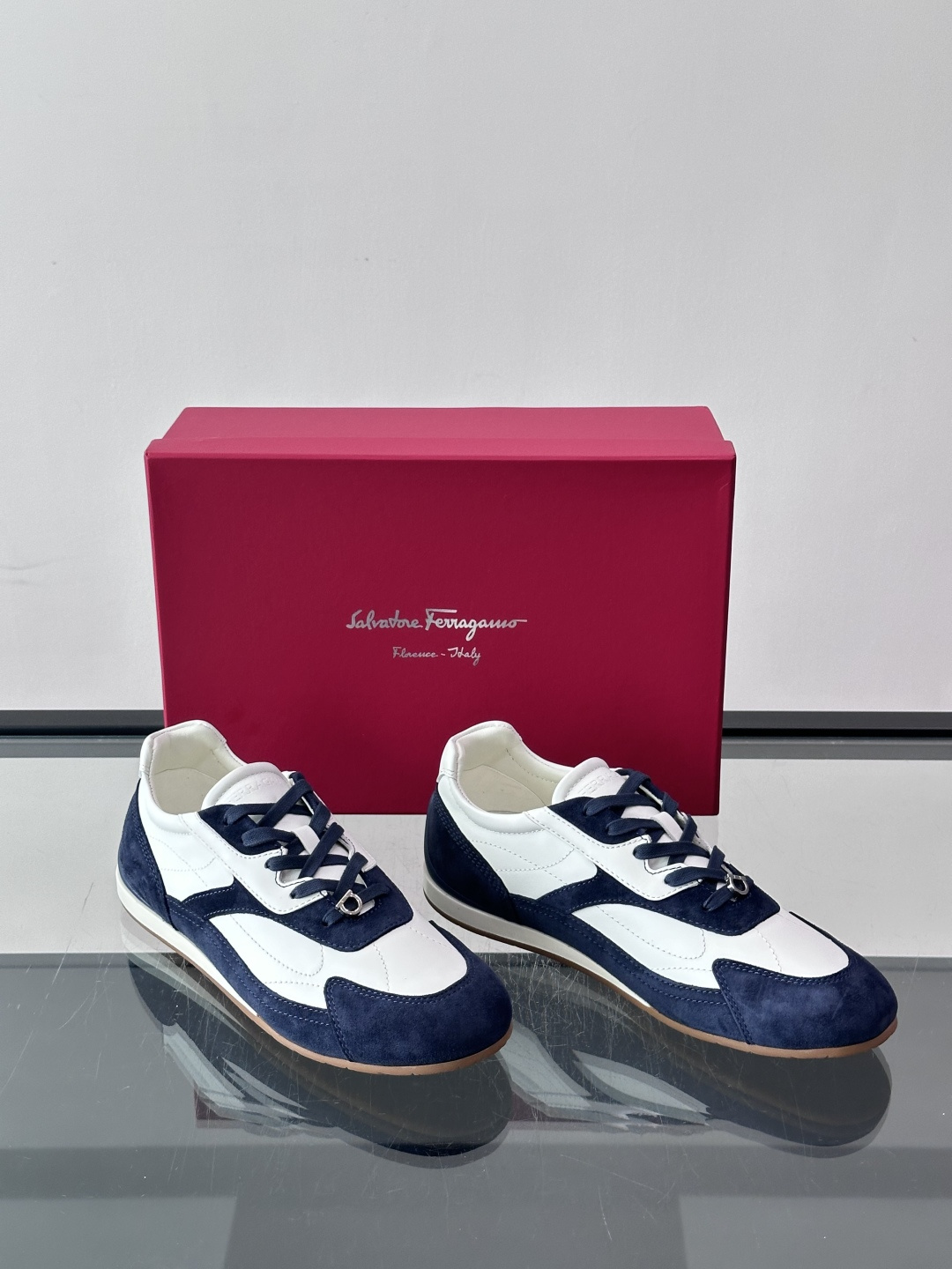 Ferragamo/菲拉格慕 新款男士拼接休闲运动鞋，这款低帮休闲鞋鞋面选用高科技印花麂皮及小牛皮革嵌饰。其灵感源自九十