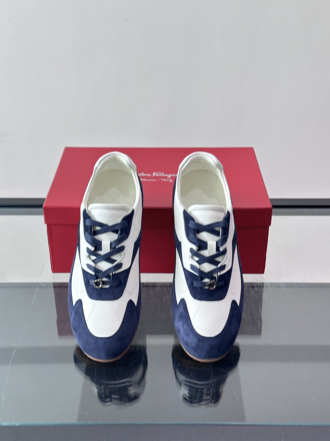 Ferragamo/菲拉格慕 新款男士拼接休闲运动鞋，这款低帮休闲鞋鞋面选用高科技印花麂皮及小牛皮革嵌饰。其灵感源自九十