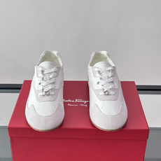Ferragamo/菲拉格慕 新款男士拼接休闲运动鞋,这款低帮休闲鞋鞋面选用高科技印花麂皮及小牛皮革嵌饰。其灵感源自九十 Ferragamo/菲拉格慕 新款男士拼接休闲运动鞋,这款低帮休闲鞋鞋面选用高科技印花麂皮及小牛皮革嵌饰。其灵感源自九十