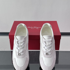 Ferragamo/菲拉格慕 新款男士拼接休闲运动鞋,这款低帮休闲鞋鞋面选用高科技印花麂皮及小牛皮革嵌饰。其灵感源自九十 Ferragamo/菲拉格慕 新款男士拼接休闲运动鞋,这款低帮休闲鞋鞋面选用高科技印花麂皮及小牛皮革嵌饰。其灵感源自九十