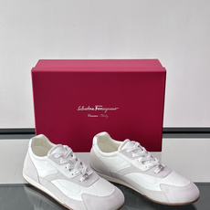 Ferragamo/菲拉格慕 新款男士拼接休闲运动鞋,这款低帮休闲鞋鞋面选用高科技印花麂皮及小牛皮革嵌饰。其灵感源自九十 Ferragamo/菲拉格慕 新款男士拼接休闲运动鞋,这款低帮休闲鞋鞋面选用高科技印花麂皮及小牛皮革嵌饰。其灵感源自九十