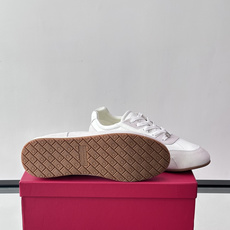 Ferragamo/菲拉格慕 新款男士拼接休闲运动鞋,这款低帮休闲鞋鞋面选用高科技印花麂皮及小牛皮革嵌饰。其灵感源自九十 Ferragamo/菲拉格慕 新款男士拼接休闲运动鞋,这款低帮休闲鞋鞋面选用高科技印花麂皮及小牛皮革嵌饰。其灵感源自九十
