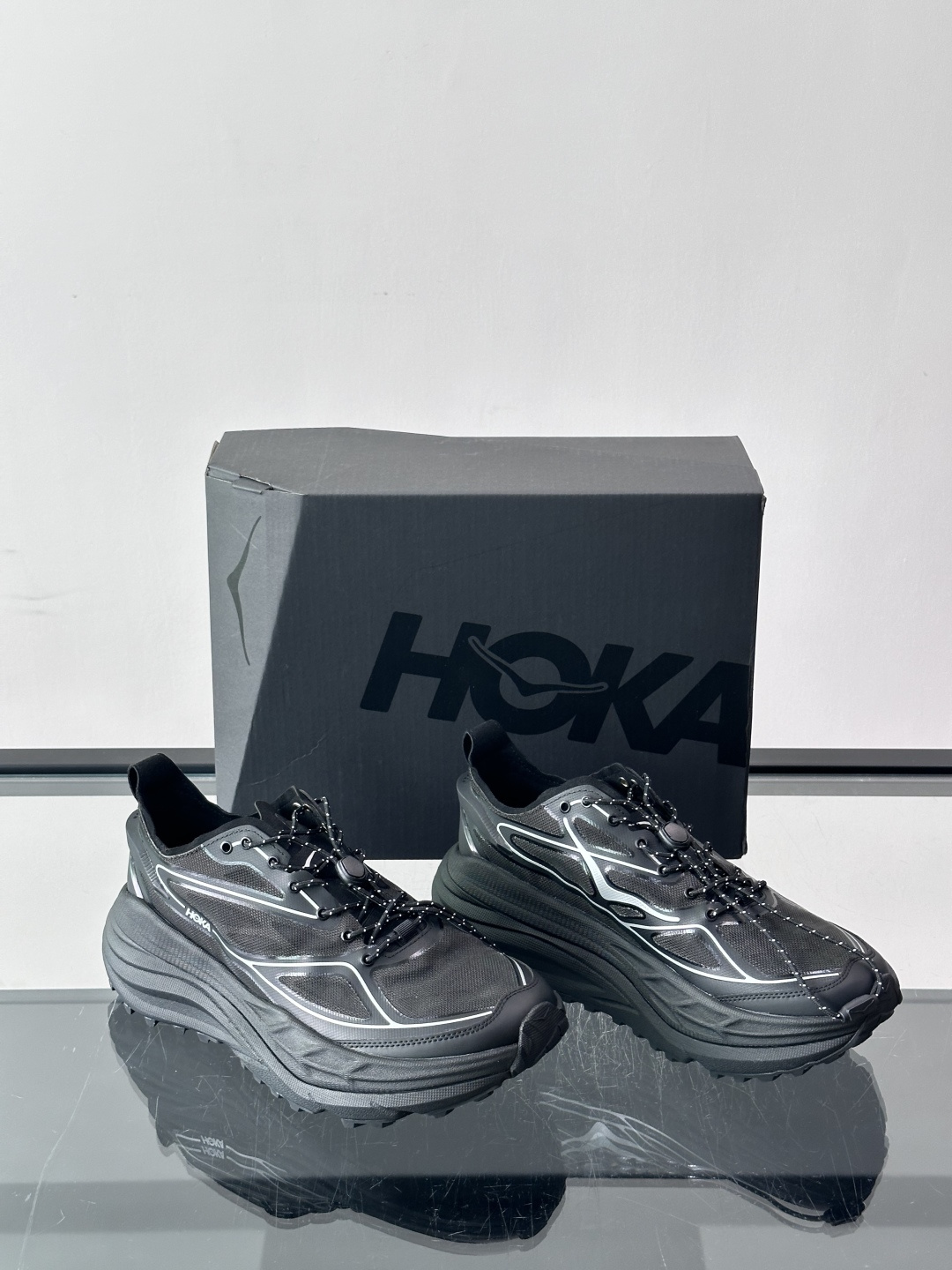 Hoka情侣款👫 越野跑鞋,黑白配色,工程网面鞋身搭配白色波浪形支撑结构,鞋侧有"HOKA"字样,Vibram Hoka情侣款👫 越野跑鞋,黑白配色,工程网面鞋身搭配白色波浪形支撑结构,鞋侧有"HOKA"字样,Vibram