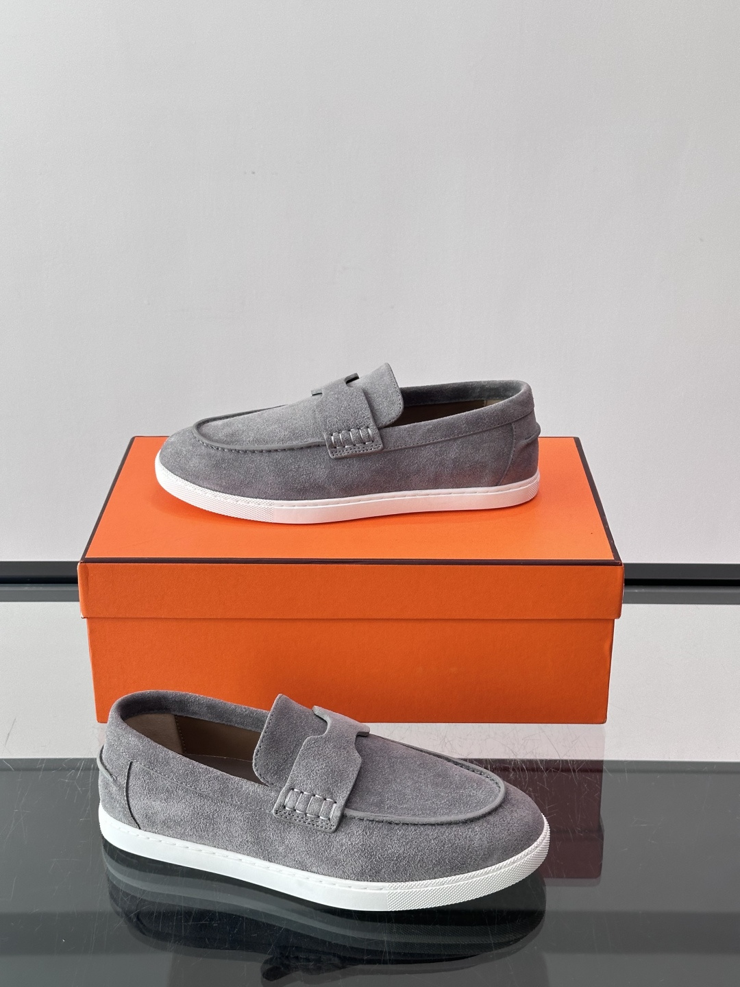 Hermes反绒皮乐福鞋 爱马仕这款反绒皮乐福鞋,采用柔软麂皮,质感细腻,搭配白色橡胶鞋底,舒适又实用。低调精致,细节满 Hermes反绒皮乐福鞋 爱马仕这款反绒皮乐福鞋,采用柔软麂皮,质感细腻,搭配白色橡胶鞋底,舒适又实用。低调精致,细节满