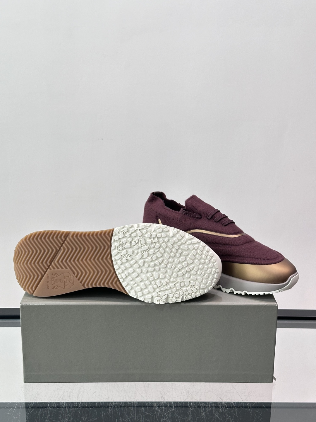 Brunello Cucinelli 新款拼色运动板男鞋 此款运动鞋面料采用进口飞织,春夏穿着舒适透气,这个夏天必备单品 Brunello Cucinelli 新款拼色运动板男鞋 此款运动鞋面料采用进口飞织,春夏穿着舒适透气,这个夏天必备单品