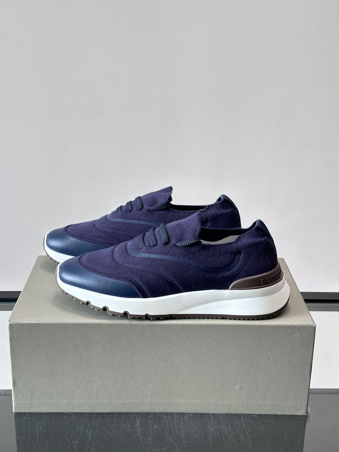 Brunello Cucinelli 新款拼色运动板男鞋 此款运动鞋面料采用进口飞织，春夏穿着舒适透气，这个夏天必备单品