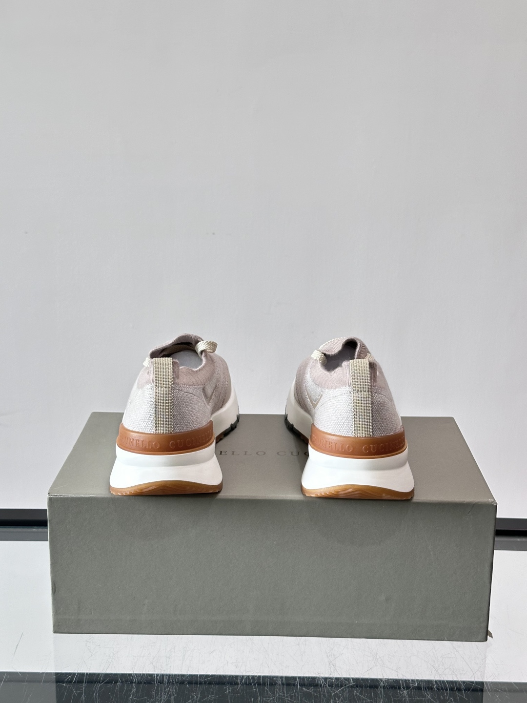 Brunello Cucinelli 新款拼色运动板男鞋 此款运动鞋面料采用进口飞织,春夏穿着舒适透气,这个夏天必备单品 Brunello Cucinelli 新款拼色运动板男鞋 此款运动鞋面料采用进口飞织,春夏穿着舒适透气,这个夏天必备单品