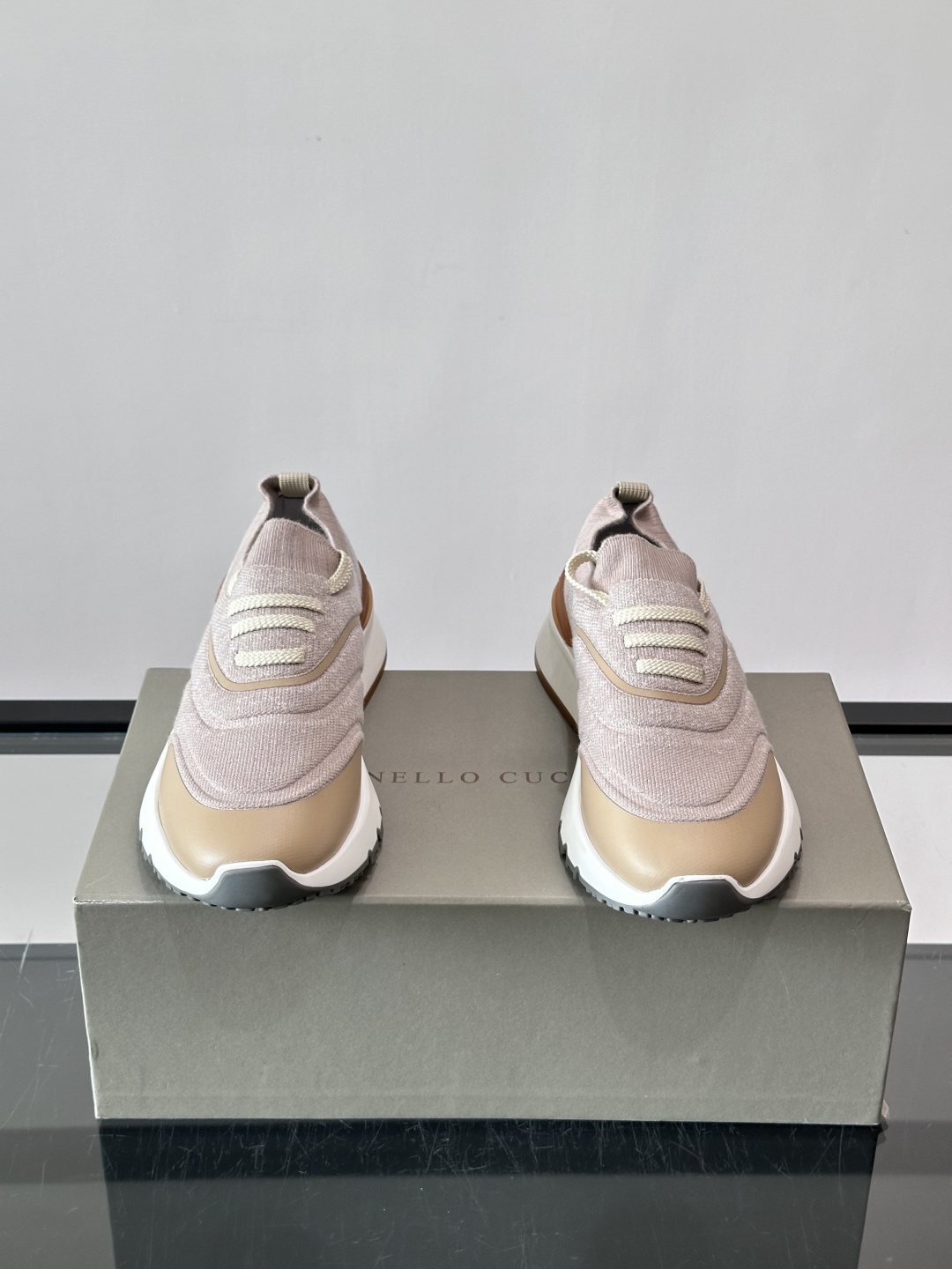 Brunello Cucinelli 新款拼色运动板男鞋 此款运动鞋面料采用进口飞织,春夏穿着舒适透气,这个夏天必备单品 Brunello Cucinelli 新款拼色运动板男鞋 此款运动鞋面料采用进口飞织,春夏穿着舒适透气,这个夏天必备单品
