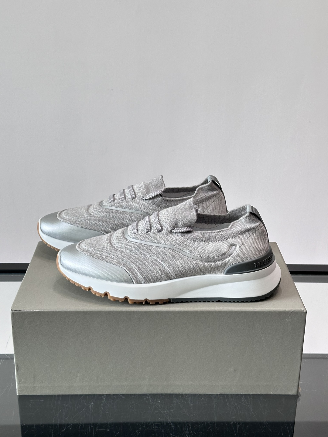 Brunello Cucinelli 新款拼色运动板男鞋 此款运动鞋面料采用进口飞织，春夏穿着舒适透气，这个夏天必备单品