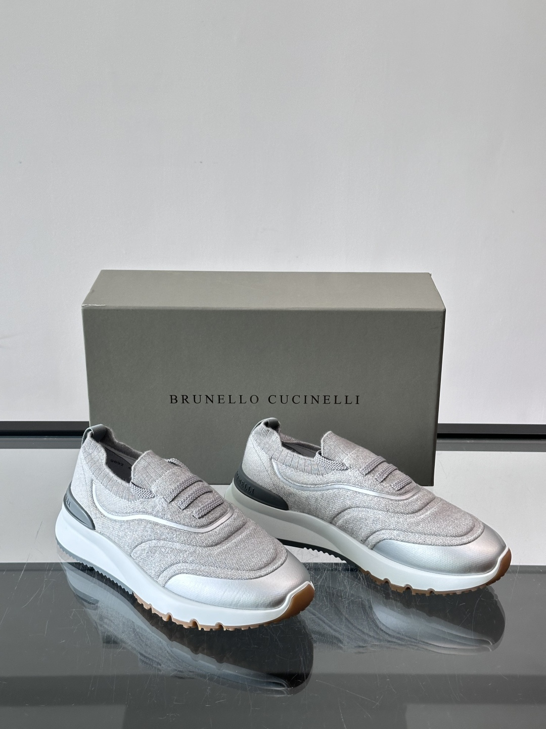 Brunello Cucinelli 新款拼色运动板男鞋 此款运动鞋面料采用进口飞织，春夏穿着舒适透气，这个夏天必备单品