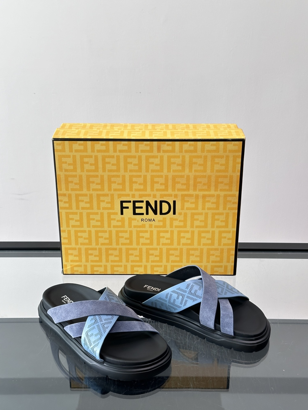 FEND*新款男士休闲拖鞋 真皮拼接老花牛仔面料真皮垫脚 加经典老花面印花 时尚稳重大气 鞋型非常包脚舒适 橡胶防 FEND*新款男士休闲拖鞋 真皮拼接老花牛仔面料真皮垫脚 加经典老花面印花 时尚稳重大气 鞋型非常包脚舒适 橡胶防