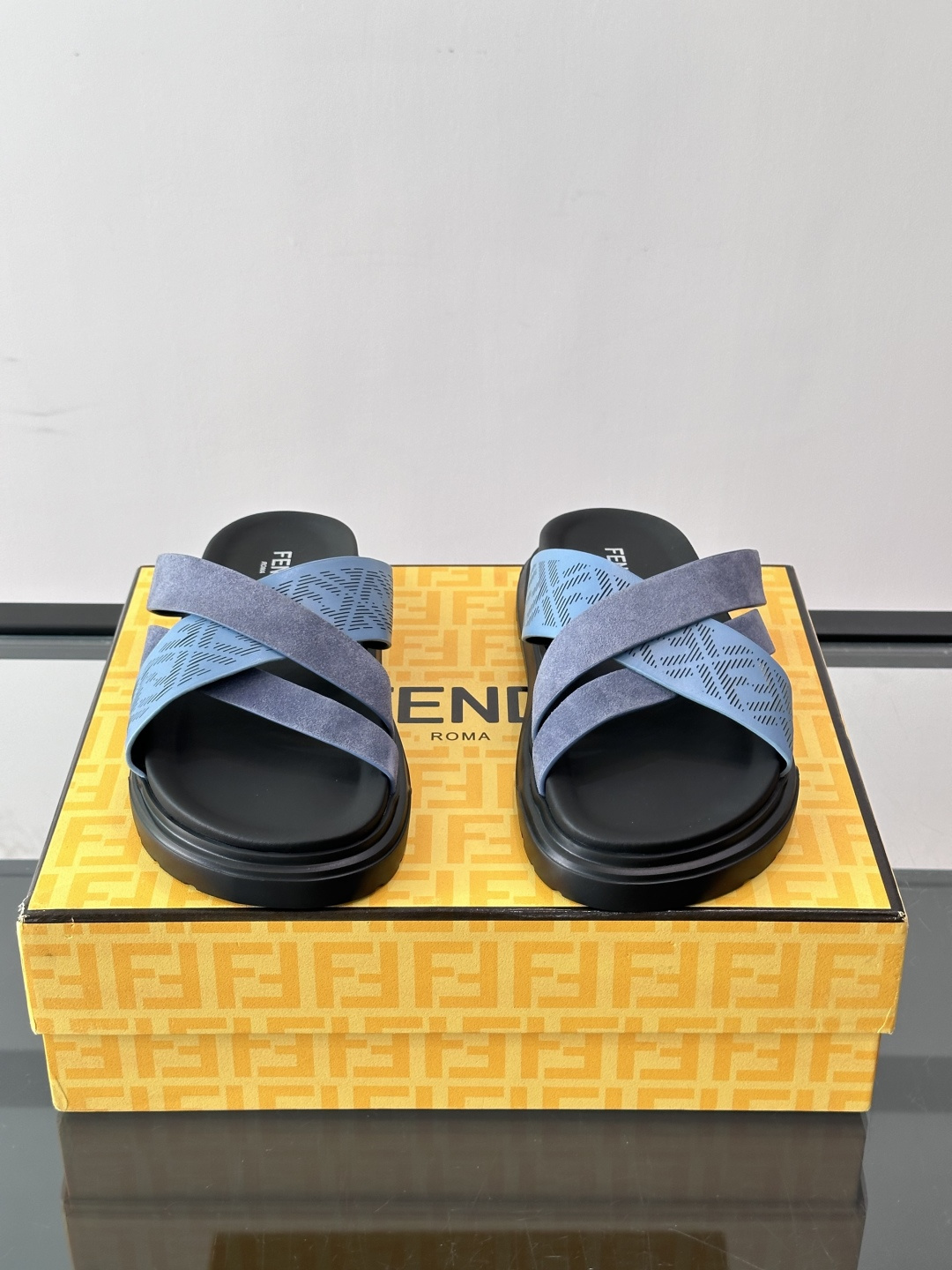 FEND*新款男士休闲拖鞋 真皮拼接老花牛仔面料真皮垫脚 加经典老花面印花 时尚稳重大气 鞋型非常包脚舒适 橡胶防 FEND*新款男士休闲拖鞋 真皮拼接老花牛仔面料真皮垫脚 加经典老花面印花 时尚稳重大气 鞋型非常包脚舒适 橡胶防