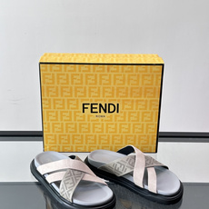 FEND*新款男士休闲拖鞋 真皮拼接老花牛仔面料真皮垫脚 加经典老花面印花 时尚稳重大气 鞋型非常包脚舒适 橡胶防 FEND*新款男士休闲拖鞋 真皮拼接老花牛仔面料真皮垫脚 加经典老花面印花 时尚稳重大气 鞋型非常包脚舒适 橡胶防