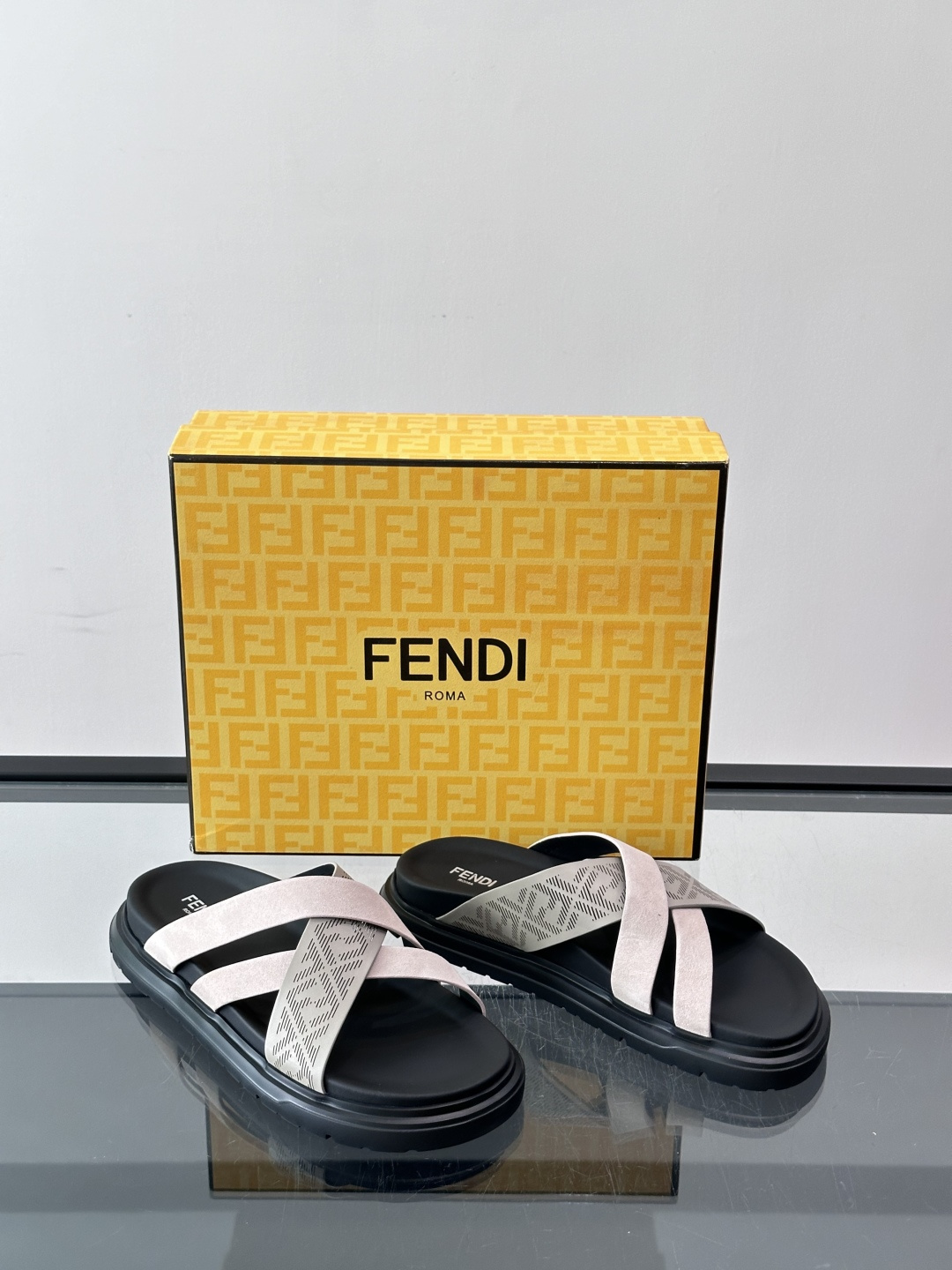FEND*新款男士休闲拖鞋 真皮拼接老花牛仔面料真皮垫脚   加经典老花面印花 时尚稳重大气 鞋型非常包脚舒适  橡胶防