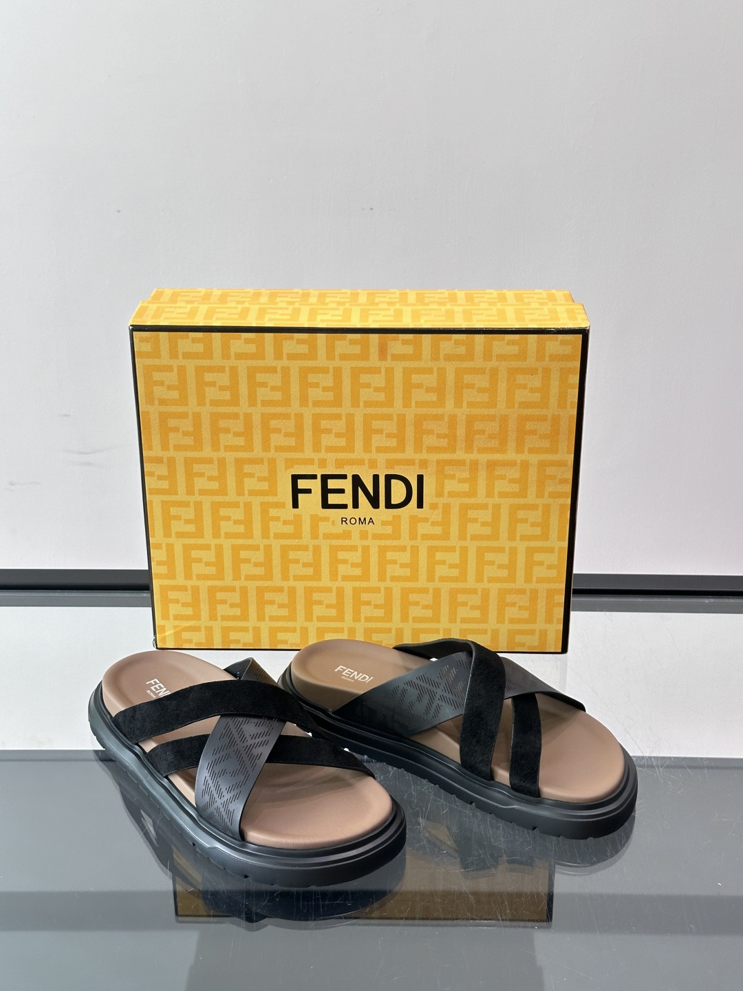 FEND*新款男士休闲拖鞋 真皮拼接老花牛仔面料真皮垫脚 加经典老花面印花 时尚稳重大气 鞋型非常包脚舒适 橡胶防 FEND*新款男士休闲拖鞋 真皮拼接老花牛仔面料真皮垫脚 加经典老花面印花 时尚稳重大气 鞋型非常包脚舒适 橡胶防
