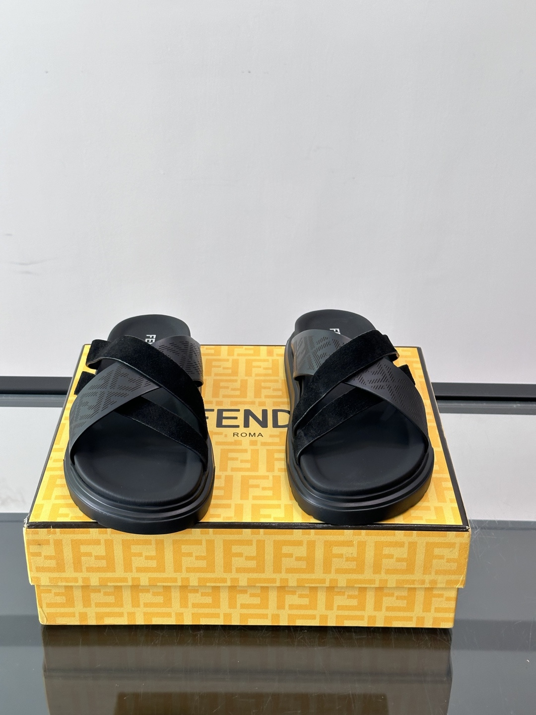 FEND*新款男士休闲拖鞋 真皮拼接老花牛仔面料真皮垫脚   加经典老花面印花 时尚稳重大气 鞋型非常包脚舒适  橡胶防