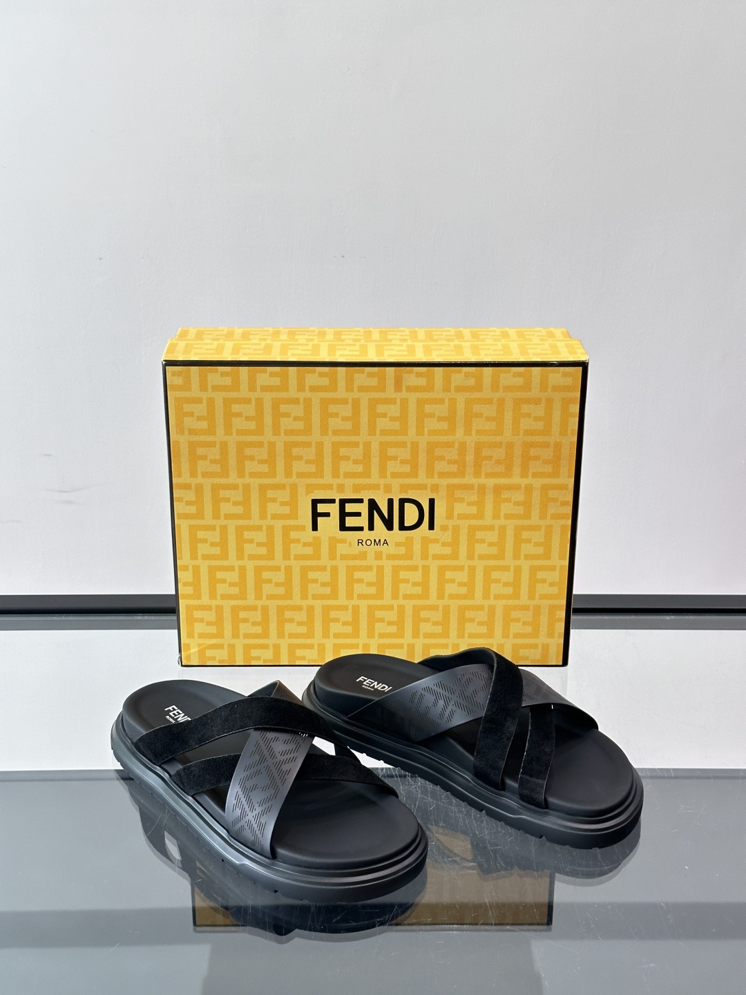 FEND*新款男士休闲拖鞋 真皮拼接老花牛仔面料真皮垫脚   加经典老花面印花 时尚稳重大气 鞋型非常包脚舒适  橡胶防