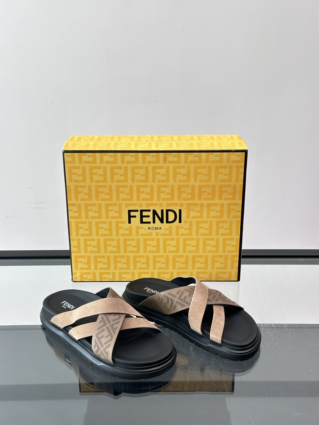 FEND*新款男士休闲拖鞋 真皮拼接老花牛仔面料真皮垫脚   加经典老花面印花 时尚稳重大气 鞋型非常包脚舒适  橡胶防