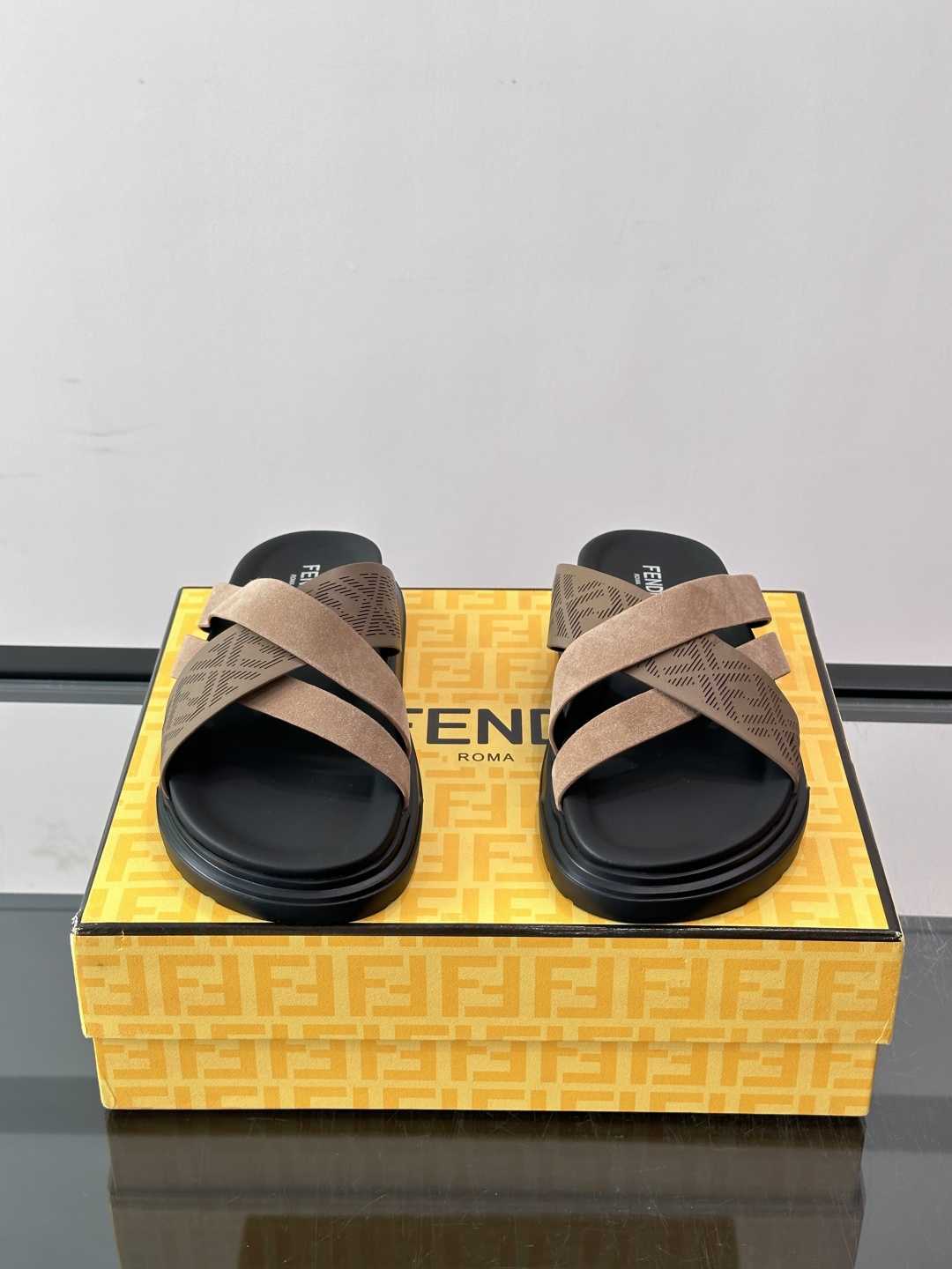 FEND*新款男士休闲拖鞋 真皮拼接老花牛仔面料真皮垫脚   加经典老花面印花 时尚稳重大气 鞋型非常包脚舒适  橡胶防