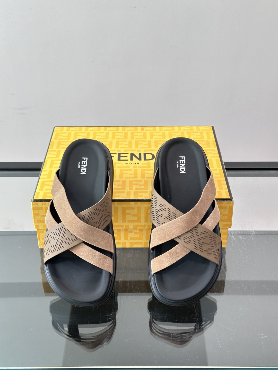 FEND*新款男士休闲拖鞋 真皮拼接老花牛仔面料真皮垫脚   加经典老花面印花 时尚稳重大气 鞋型非常包脚舒适  橡胶防