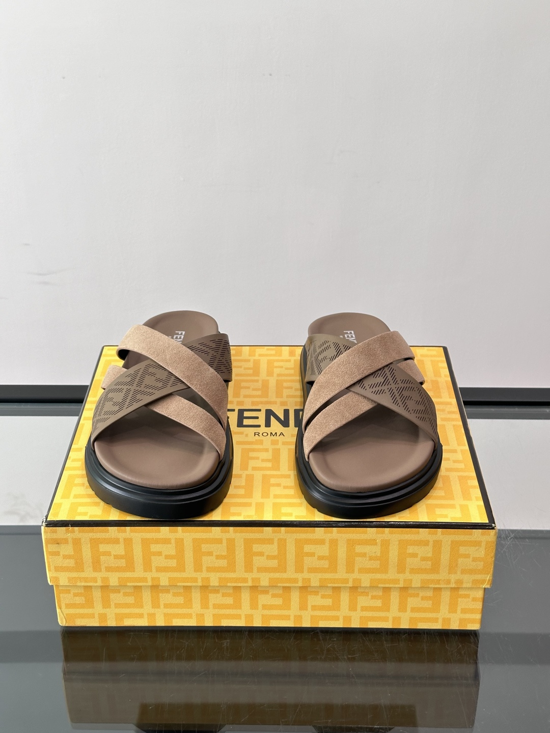 FEND*新款男士休闲拖鞋 真皮拼接老花牛仔面料真皮垫脚 加经典老花面印花 时尚稳重大气 鞋型非常包脚舒适 橡胶防 FEND*新款男士休闲拖鞋 真皮拼接老花牛仔面料真皮垫脚 加经典老花面印花 时尚稳重大气 鞋型非常包脚舒适 橡胶防