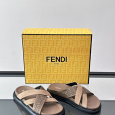 FEND*新款男士休闲拖鞋 真皮拼接老花牛仔面料真皮垫脚 加经典老花面印花 时尚稳重大气 鞋型非常包脚舒适 橡胶防 FEND*新款男士休闲拖鞋 真皮拼接老花牛仔面料真皮垫脚 加经典老花面印花 时尚稳重大气 鞋型非常包脚舒适 橡胶防