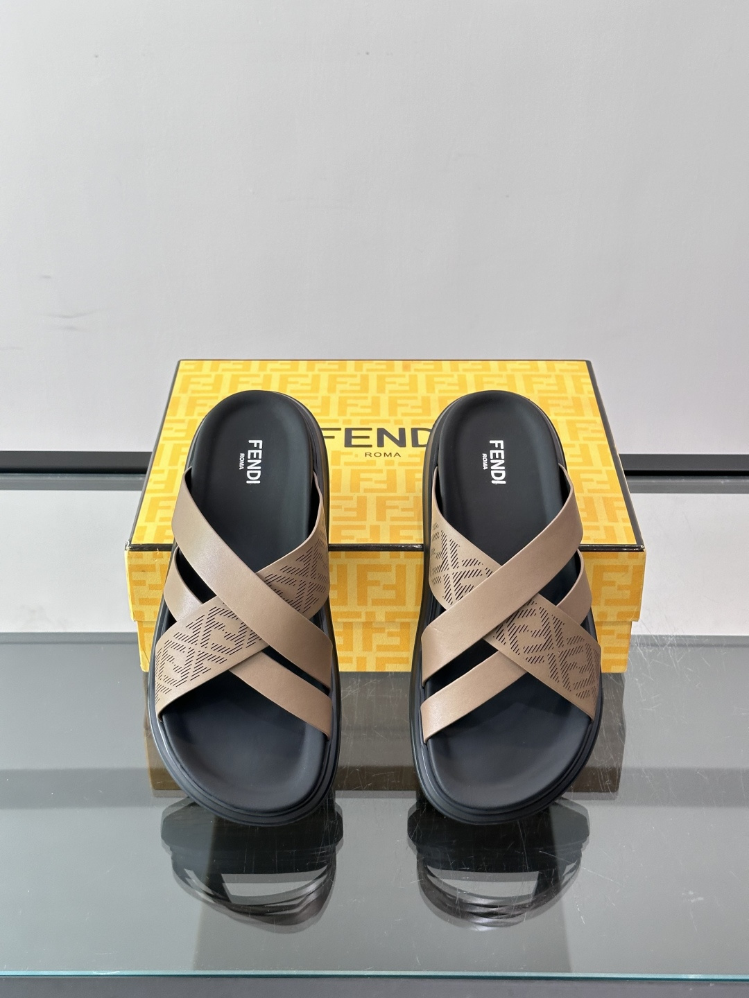 FEND*新款男士休闲拖鞋 真皮拼接老花牛仔面料真皮垫脚 加经典老花面印花 时尚稳重大气 鞋型非常包脚舒适 橡胶防 FEND*新款男士休闲拖鞋 真皮拼接老花牛仔面料真皮垫脚 加经典老花面印花 时尚稳重大气 鞋型非常包脚舒适 橡胶防