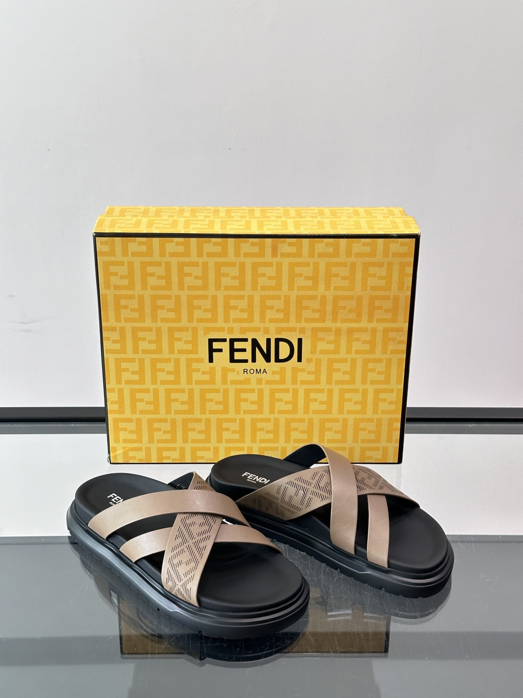 FEND*新款男士休闲拖鞋 真皮拼接老花牛仔面料真皮垫脚 加经典老花面印花 时尚稳重大气 鞋型非常包脚舒适 橡胶防 FEND*新款男士休闲拖鞋 真皮拼接老花牛仔面料真皮垫脚 加经典老花面印花 时尚稳重大气 鞋型非常包脚舒适 橡胶防