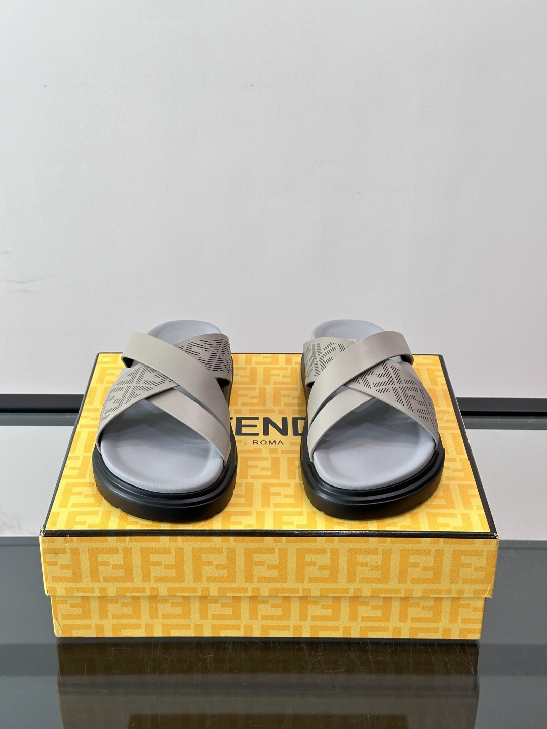 FEND*新款男士休闲拖鞋 真皮拼接老花牛仔面料真皮垫脚 加经典老花面印花 时尚稳重大气 鞋型非常包脚舒适 橡胶防 FEND*新款男士休闲拖鞋 真皮拼接老花牛仔面料真皮垫脚 加经典老花面印花 时尚稳重大气 鞋型非常包脚舒适 橡胶防