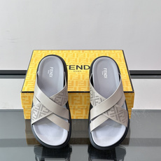 FEND*新款男士休闲拖鞋 真皮拼接老花牛仔面料真皮垫脚 加经典老花面印花 时尚稳重大气 鞋型非常包脚舒适 橡胶防 FEND*新款男士休闲拖鞋 真皮拼接老花牛仔面料真皮垫脚 加经典老花面印花 时尚稳重大气 鞋型非常包脚舒适 橡胶防