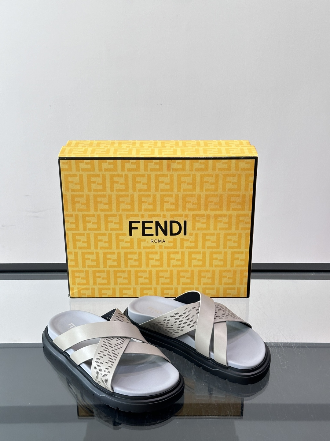 FEND*新款男士休闲拖鞋 真皮拼接老花牛仔面料真皮垫脚 加经典老花面印花 时尚稳重大气 鞋型非常包脚舒适 橡胶防 FEND*新款男士休闲拖鞋 真皮拼接老花牛仔面料真皮垫脚 加经典老花面印花 时尚稳重大气 鞋型非常包脚舒适 橡胶防