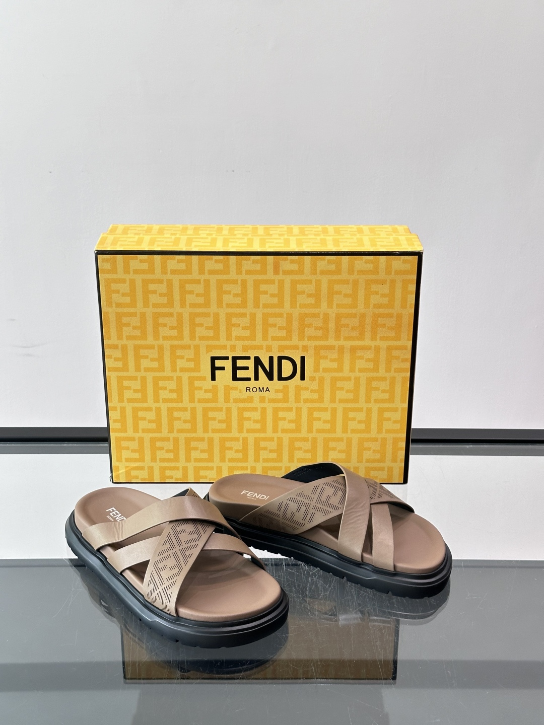 FEND*新款男士休闲拖鞋 真皮拼接老花牛仔面料真皮垫脚 加经典老花面印花 时尚稳重大气 鞋型非常包脚舒适 橡胶防 FEND*新款男士休闲拖鞋 真皮拼接老花牛仔面料真皮垫脚 加经典老花面印花 时尚稳重大气 鞋型非常包脚舒适 橡胶防