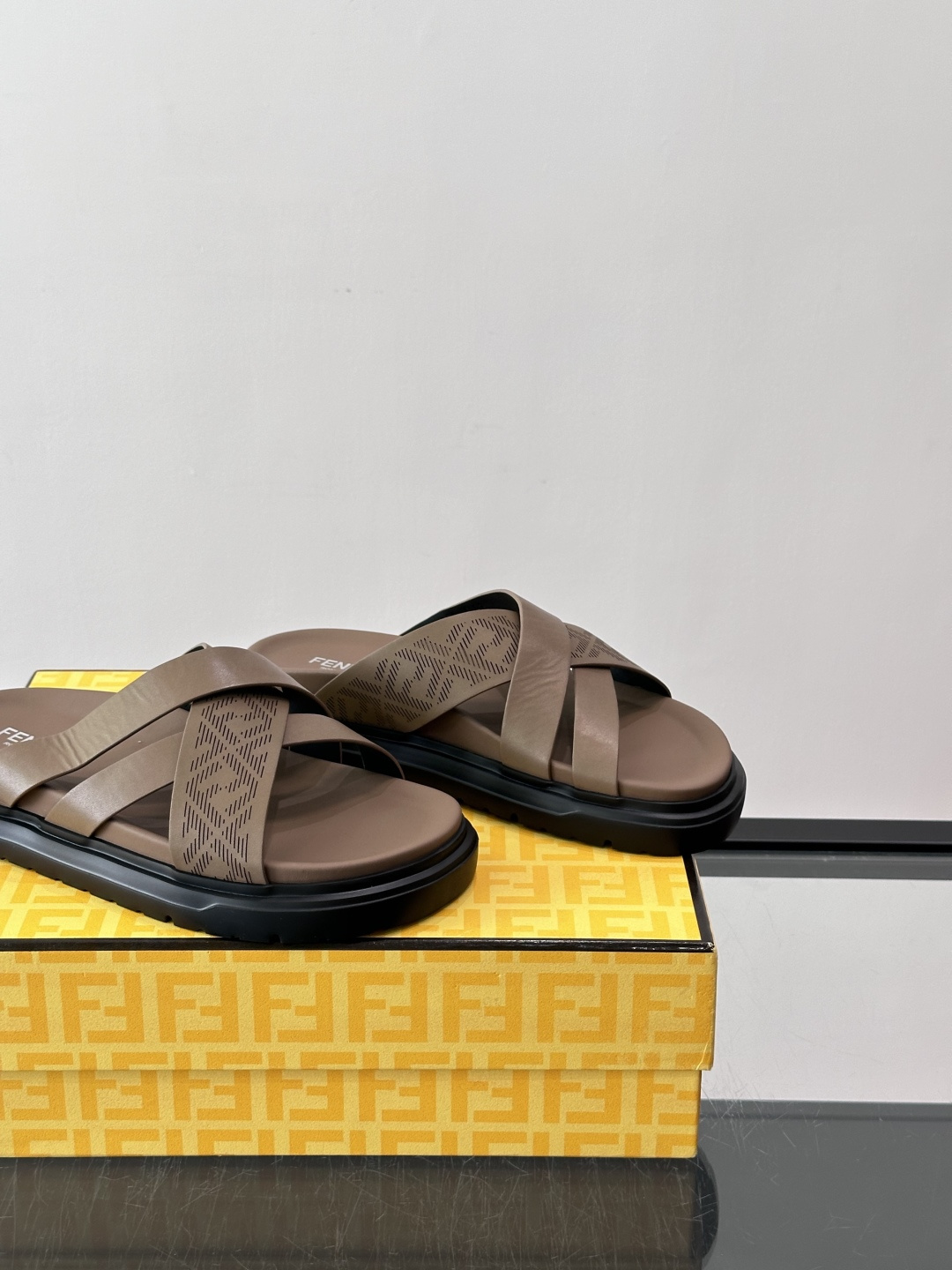 FEND*新款男士休闲拖鞋 真皮拼接老花牛仔面料真皮垫脚 加经典老花面印花 时尚稳重大气 鞋型非常包脚舒适 橡胶防 FEND*新款男士休闲拖鞋 真皮拼接老花牛仔面料真皮垫脚 加经典老花面印花 时尚稳重大气 鞋型非常包脚舒适 橡胶防