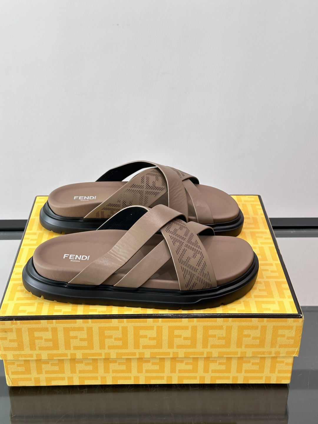 FEND*新款男士休闲拖鞋 真皮拼接老花牛仔面料真皮垫脚 加经典老花面印花 时尚稳重大气 鞋型非常包脚舒适 橡胶防 FEND*新款男士休闲拖鞋 真皮拼接老花牛仔面料真皮垫脚 加经典老花面印花 时尚稳重大气 鞋型非常包脚舒适 橡胶防