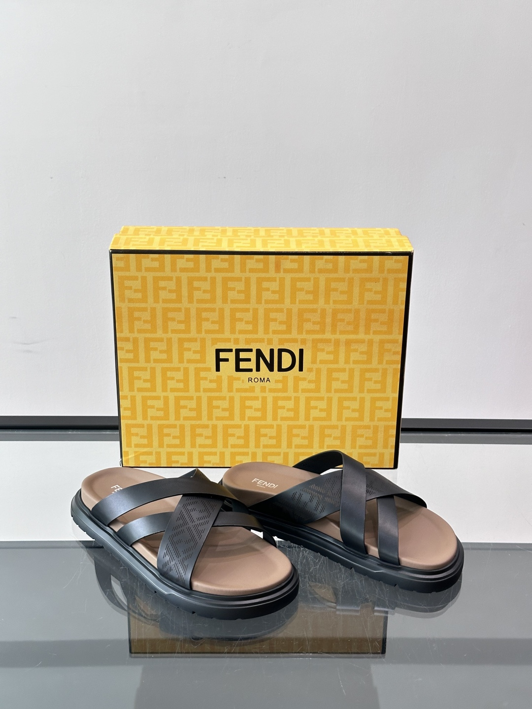 FEND*新款男士休闲拖鞋 真皮拼接老花牛仔面料真皮垫脚 加经典老花面印花 时尚稳重大气 鞋型非常包脚舒适 橡胶防 FEND*新款男士休闲拖鞋 真皮拼接老花牛仔面料真皮垫脚 加经典老花面印花 时尚稳重大气 鞋型非常包脚舒适 橡胶防