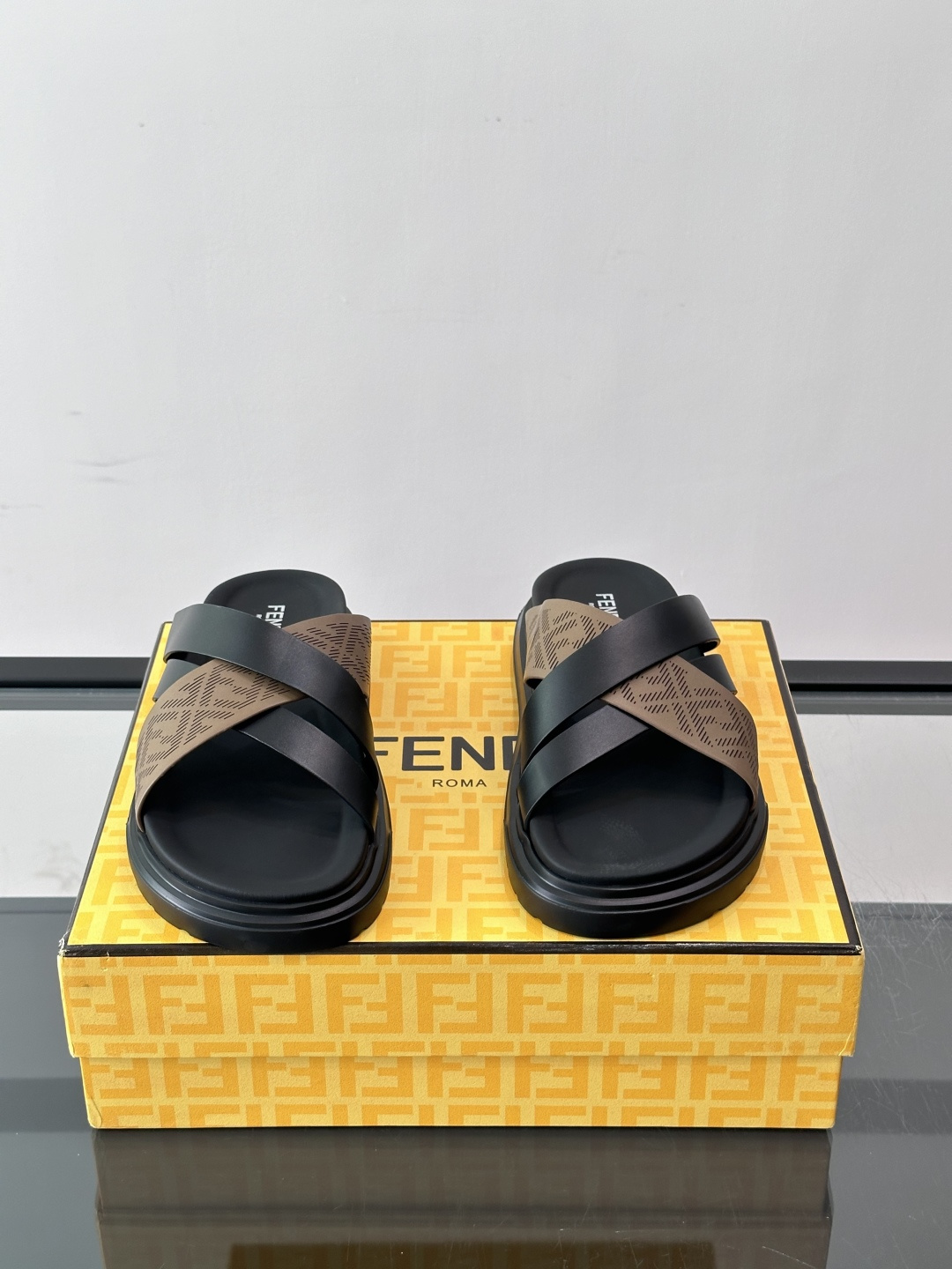 FEND*新款男士休闲拖鞋 真皮拼接老花牛仔面料真皮垫脚   加经典老花面印花 时尚稳重大气 鞋型非常包脚舒适  橡胶防
