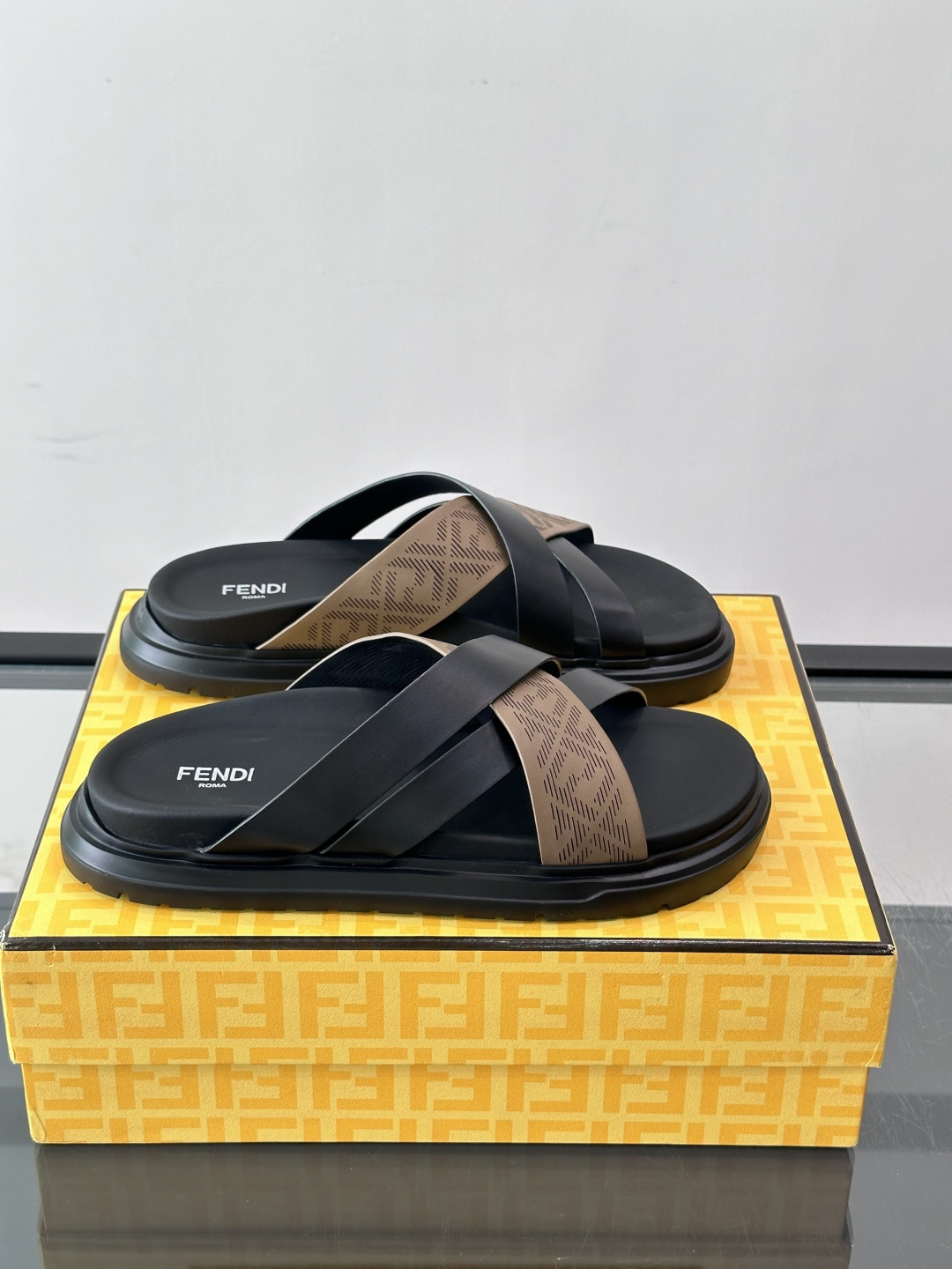 FEND*新款男士休闲拖鞋 真皮拼接老花牛仔面料真皮垫脚 加经典老花面印花 时尚稳重大气 鞋型非常包脚舒适 橡胶防 FEND*新款男士休闲拖鞋 真皮拼接老花牛仔面料真皮垫脚 加经典老花面印花 时尚稳重大气 鞋型非常包脚舒适 橡胶防