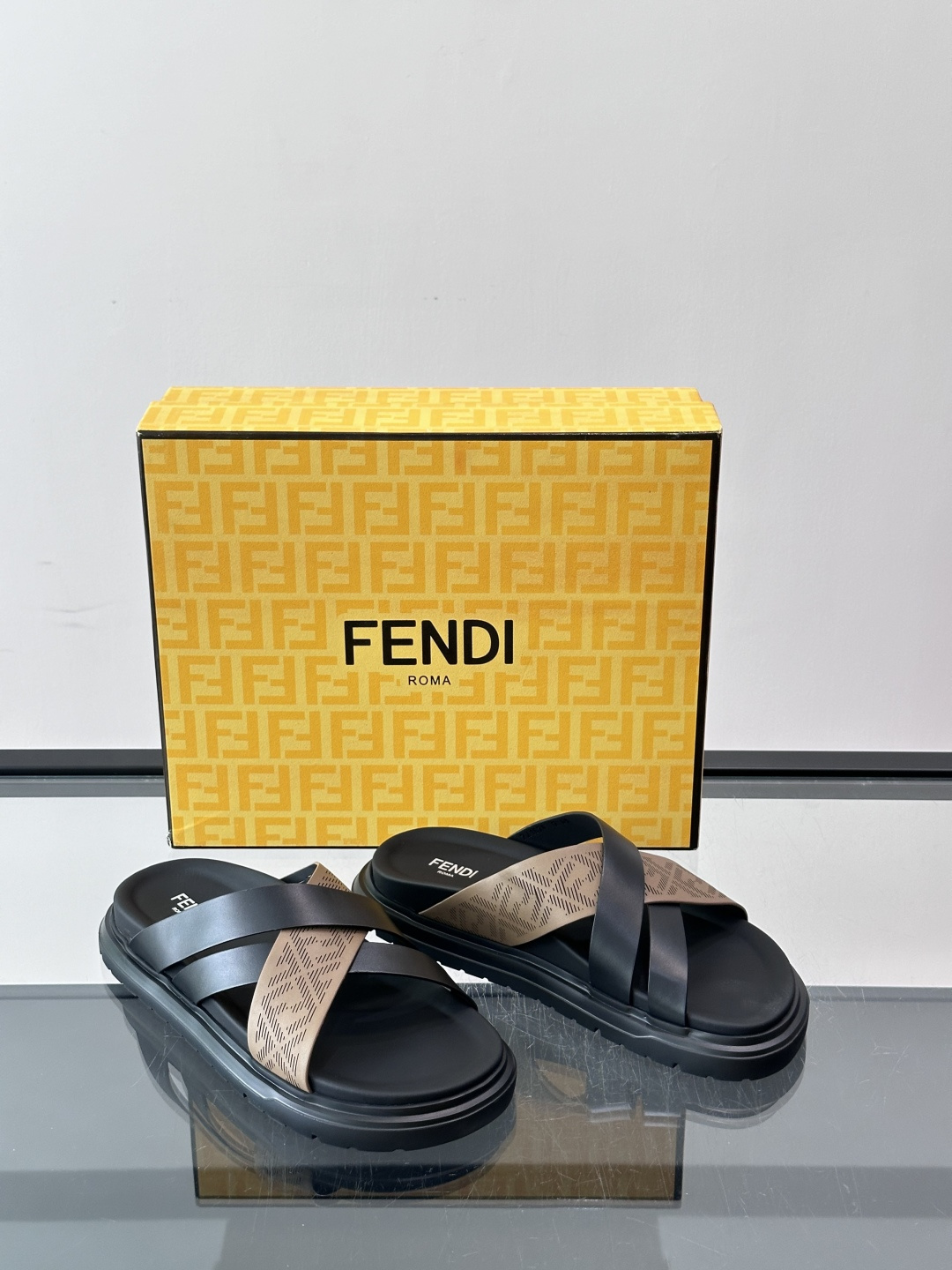 FEND*新款男士休闲拖鞋 真皮拼接老花牛仔面料真皮垫脚   加经典老花面印花 时尚稳重大气 鞋型非常包脚舒适  橡胶防