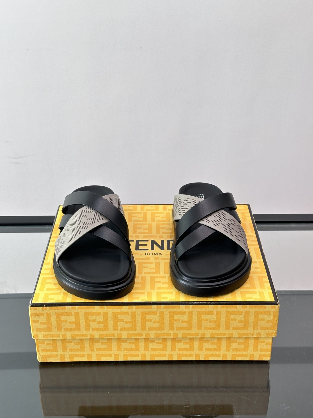 FEND*新款男士休闲拖鞋 真皮拼接老花牛仔面料真皮垫脚 加经典老花面印花 时尚稳重大气 鞋型非常包脚舒适 橡胶防 FEND*新款男士休闲拖鞋 真皮拼接老花牛仔面料真皮垫脚 加经典老花面印花 时尚稳重大气 鞋型非常包脚舒适 橡胶防