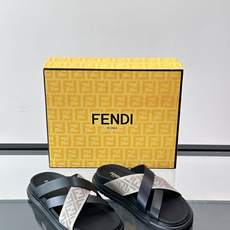 FEND*新款男士休闲拖鞋 真皮拼接老花牛仔面料真皮垫脚 加经典老花面印花 时尚稳重大气 鞋型非常包脚舒适 橡胶防 FEND*新款男士休闲拖鞋 真皮拼接老花牛仔面料真皮垫脚 加经典老花面印花 时尚稳重大气 鞋型非常包脚舒适 橡胶防