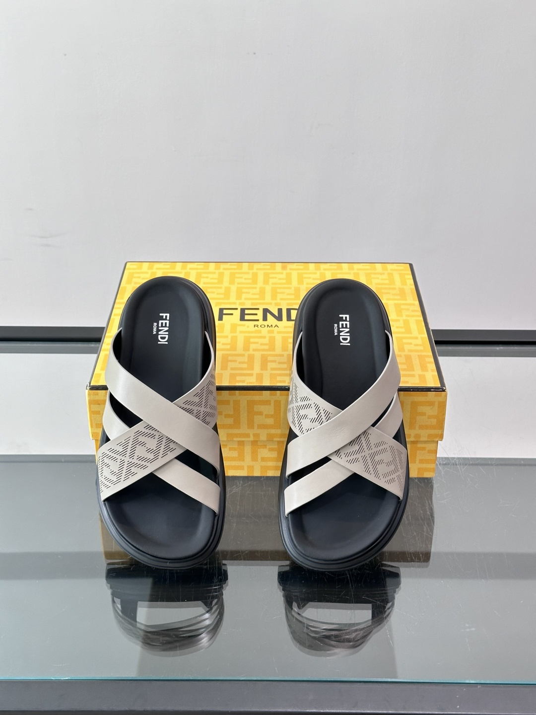 FEND*新款男士休闲拖鞋 真皮拼接老花牛仔面料真皮垫脚 加经典老花面印花 时尚稳重大气 鞋型非常包脚舒适 橡胶防 FEND*新款男士休闲拖鞋 真皮拼接老花牛仔面料真皮垫脚 加经典老花面印花 时尚稳重大气 鞋型非常包脚舒适 橡胶防