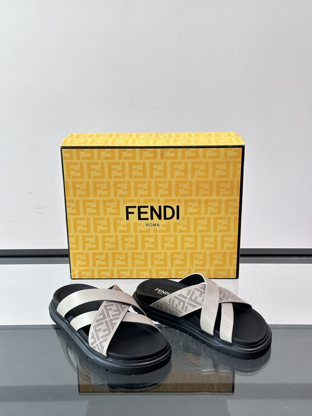 FEND*新款男士休闲拖鞋 真皮拼接老花牛仔面料真皮垫脚 加经典老花面印花 时尚稳重大气 鞋型非常包脚舒适 橡胶防 FEND*新款男士休闲拖鞋 真皮拼接老花牛仔面料真皮垫脚 加经典老花面印花 时尚稳重大气 鞋型非常包脚舒适 橡胶防