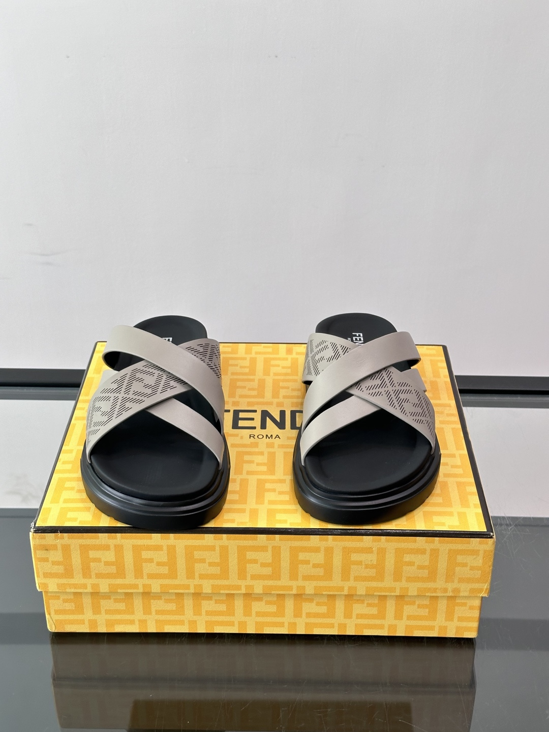 FEND*新款男士休闲拖鞋 真皮拼接老花牛仔面料真皮垫脚 加经典老花面印花 时尚稳重大气 鞋型非常包脚舒适 橡胶防 FEND*新款男士休闲拖鞋 真皮拼接老花牛仔面料真皮垫脚 加经典老花面印花 时尚稳重大气 鞋型非常包脚舒适 橡胶防