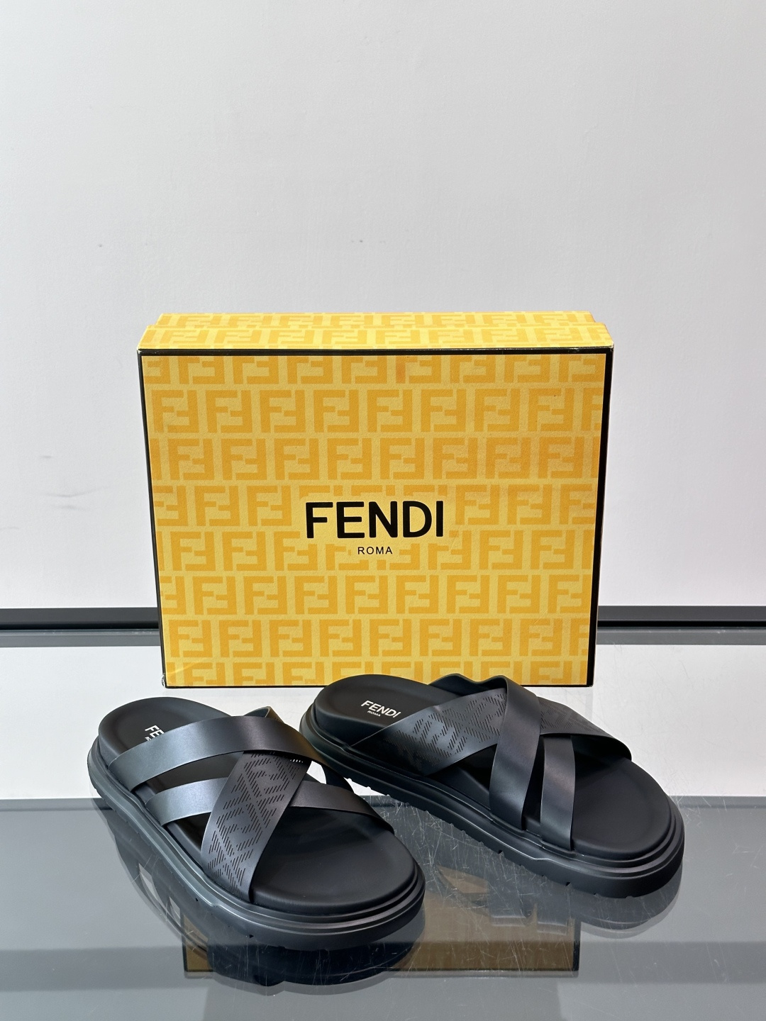FEND*新款男士休闲拖鞋 真皮拼接老花牛仔面料真皮垫脚 加经典老花面印花 时尚稳重大气 鞋型非常包脚舒适 橡胶防 FEND*新款男士休闲拖鞋 真皮拼接老花牛仔面料真皮垫脚 加经典老花面印花 时尚稳重大气 鞋型非常包脚舒适 橡胶防