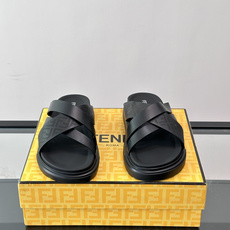 FEND*新款男士休闲拖鞋 真皮拼接老花牛仔面料真皮垫脚 加经典老花面印花 时尚稳重大气 鞋型非常包脚舒适 橡胶防 FEND*新款男士休闲拖鞋 真皮拼接老花牛仔面料真皮垫脚 加经典老花面印花 时尚稳重大气 鞋型非常包脚舒适 橡胶防
